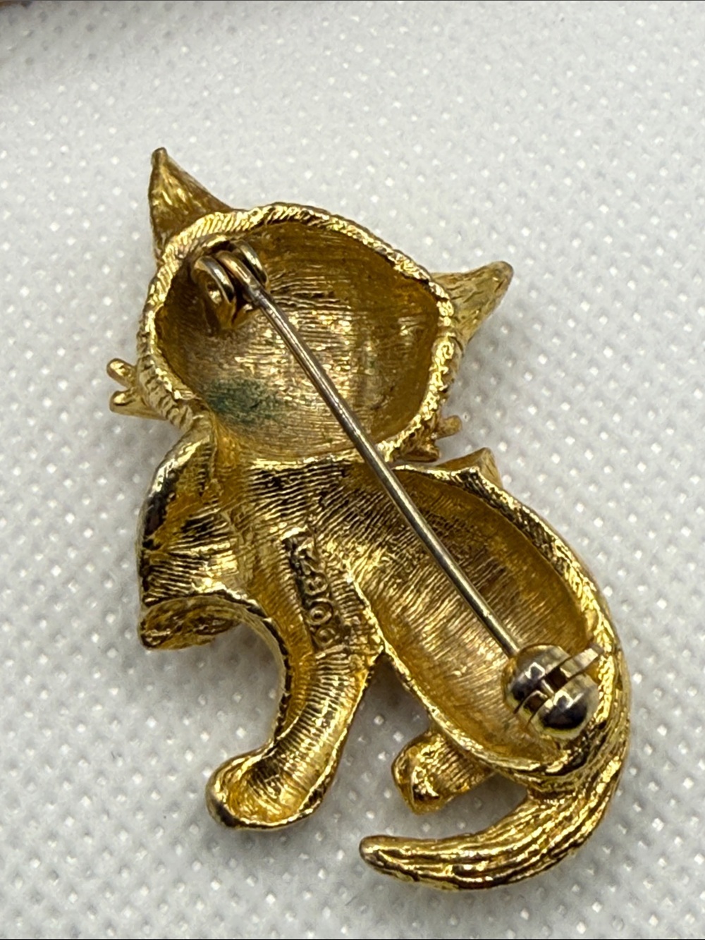 Vintage Gold-Tone Cat Brooch with Red Bow and Green Eyes signed - Picture 7 of 12